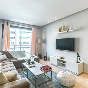 Appartement Comfortable & Elegant Flat In A Lively Place
